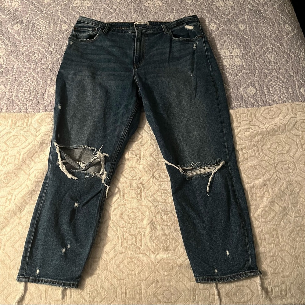 Abercrombie & Fitch The Mom High Rise Jeans - Classic Blue. Size 34/18.